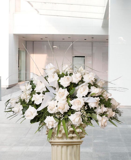 Centro funerario bajo de 50 rosas blancas