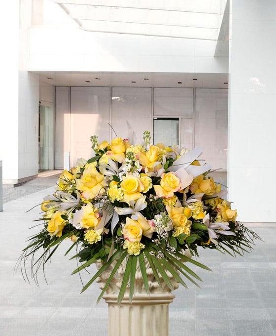 Palma funeraria de 20 rosas amarillas