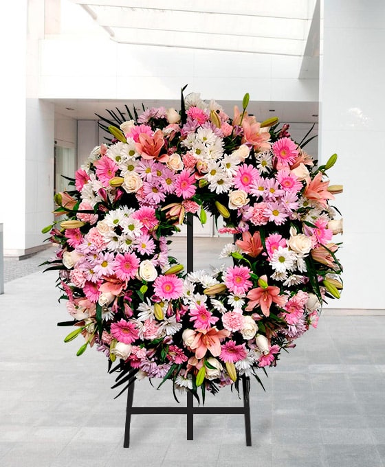 Corona de flores rosas para entregar en los tanatorios de Mataró
