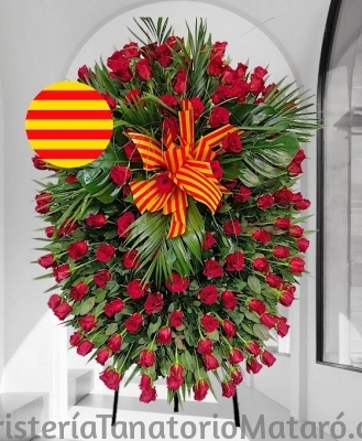 Corona Rosas Rojas acompañada de Cinta decorativa con colores Senyera (Bandera Catalana)